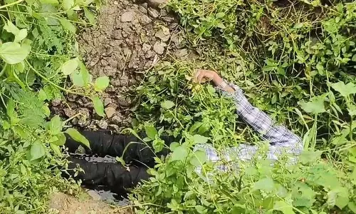 रेलवे लाइन किनारे नाले में मिला युवक का शव, मौत की वजह तलाश रही पुलिस