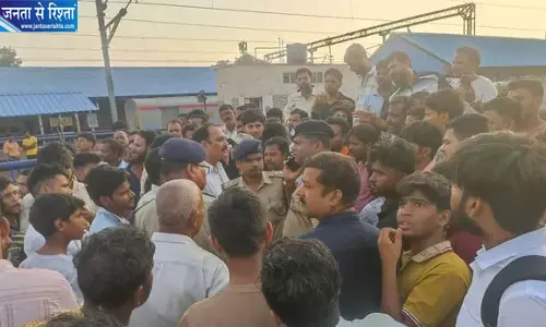 गोरखपुर में गरीब रथ 5 घंटे लेट, यात्रियों का फूटा गुस्सा गोरखपुर में गरीब रथ 5 घंटे लेट, यात्रियों का फूटा गुस्सा
