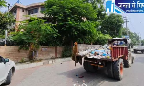अमृतसर सुधार ट्रस्ट के बाहर कूड़े से भरी ट्रालियां खड़ी कर मजदूरों का प्रदर्शन अमृतसर सुधार ट्रस्ट के बाहर कूड़े से भरी ट्रालियां खड़ी कर मजदूरों का प्रदर्शन