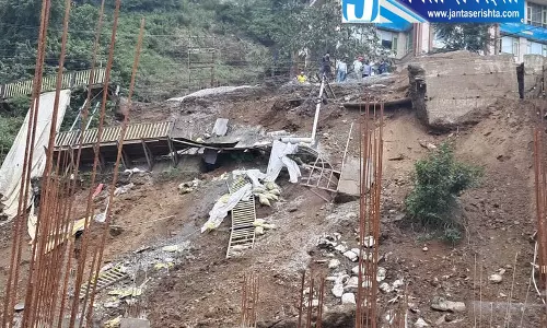 Shimla में सड़क धंसने से बढ़ा खतरा Shimla में सड़क धंसने से बढ़ा खतरा