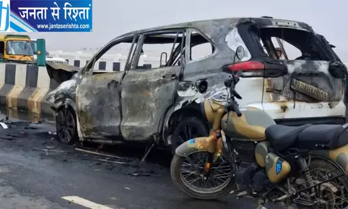 पटना में PMCH के सामने चलती कार में लगी भीषण आग, चालक फरार पटना में PMCH के सामने चलती कार में लगी भीषण आग, चालक फरार