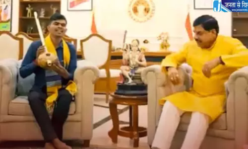 बुंदेली गायक सुनील लोधी से मिले CM मोहन यादव, संगीत सफर की सराहना बुंदेली गायक सुनील लोधी से मिले CM मोहन यादव, संगीत सफर की सराहना