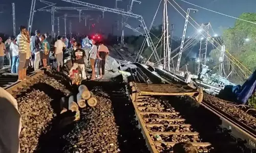 Malda: न्यू फरक्का में भू-धंसाव, कई ट्रेनों का परिचालन रद्द Malda: न्यू फरक्का में भू-धंसाव, कई ट्रेनों का परिचालन रद्द