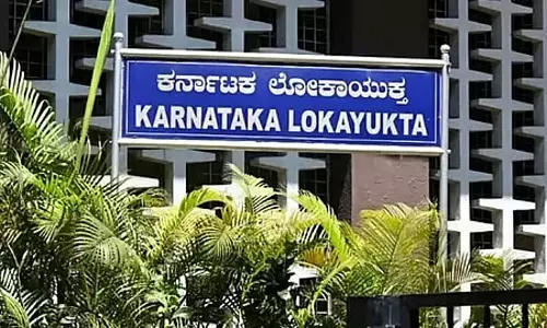 धमकी देकर पैसे मांगने वाले पुलिसकर्मी गिरफ्तार धमकी देकर पैसे मांगने वाले पुलिसकर्मी गिरफ्तार