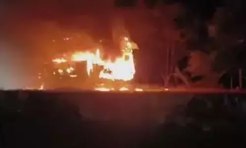अनंतपुर में टूरिस्ट बस में आग लगने से 33 यात्री बाल-बाल बचे अनंतपुर में टूरिस्ट बस में आग लगने से 33 यात्री बाल-बाल बचे