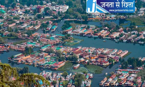 जावेद राणा ने डल झील संरक्षण कार्यों की समीक्षा की जावेद राणा ने डल झील संरक्षण कार्यों की समीक्षा की