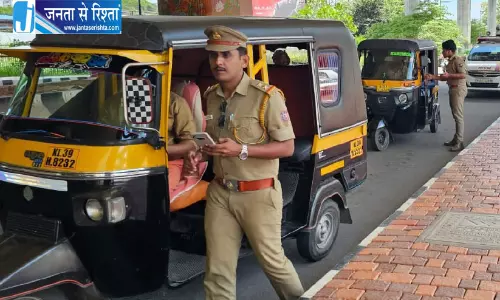 कोच्चि में अवैध ऑटो-रिक्शा पर MVD की बड़ी कार्रवाई कोच्चि में अवैध ऑटो-रिक्शा पर MVD की बड़ी कार्रवाई