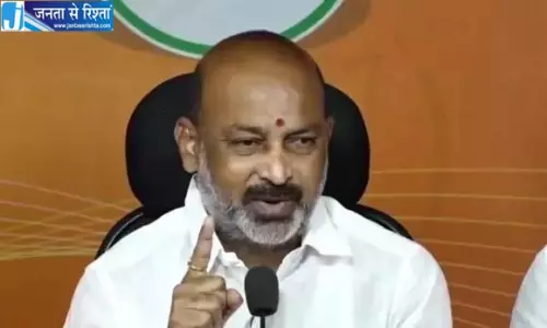 बंदी संजय ने ओवैसी भाइयों पर देशभक्ति संबंधी टिप्पणी को लेकर तेलंगाना के मुख्यमंत्री की आलोचना की बंदी संजय ने ओवैसी भाइयों पर देशभक्ति संबंधी टिप्पणी को लेकर तेलंगाना के मुख्यमंत्री की आलोचना की