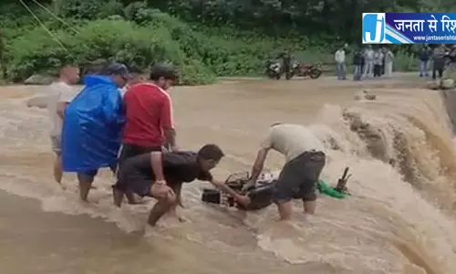 तेज बहाव में बही बाइक चालक की बची जान