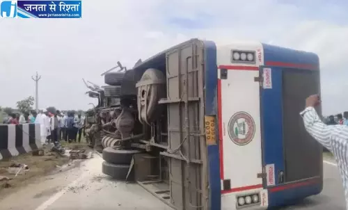 Telangana: कामारेड्डी जिले में आरटीसी बस पलटी, ड्राइवर की मौत