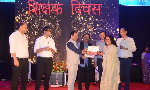जिला कलेक्टर ने प्रतिभाओं को प्रमाणपत्र प्रदत्त कर सम्मानित कर किया उत्साहवर्धन जिला कलेक्टर ने प्रतिभाओं को प्रमाणपत्र प्रदत्त कर सम्मानित कर किया उत्साहवर्धन