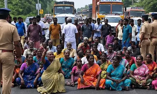 AIADMK के पूर्व मंत्री के बेटे ने भाई की हत्या की; ग्रामीणों ने पकड़ा, फिर पुलिस के हवाले किया AIADMK के पूर्व मंत्री के बेटे ने भाई की हत्या की; ग्रामीणों ने पकड़ा, फिर पुलिस के हवाले किया