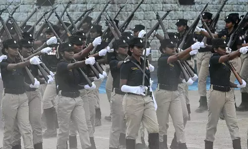 तमिलनाडु पुलिस बल में महिलाओं की हिस्सेदारी 30% तक बढ़ाएगा, इसके लिए 5,000 नई भर्तियां की जाएंगी तमिलनाडु पुलिस बल में महिलाओं की हिस्सेदारी 30% तक बढ़ाएगा, इसके लिए 5,000 नई भर्तियां की जाएंगी