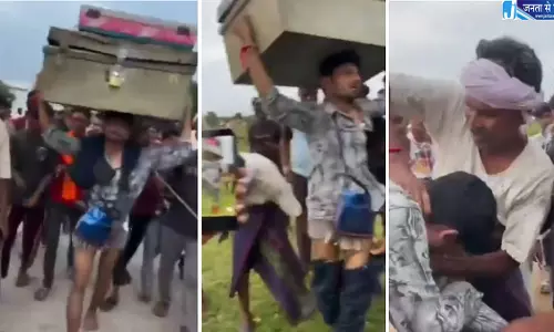 चोरी के शक में युवक को रस्सी से बांधा, सिर पर संदूक रख गांव में घुमाया; वीडियो वायरल चोरी के शक में युवक को रस्सी से बांधा, सिर पर संदूक रख गांव में घुमाया; वीडियो वायरल