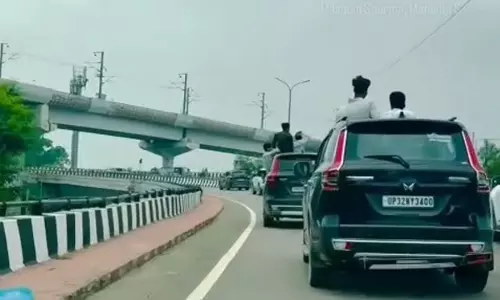 लाइक्स के चक्कर में खतरे से खेल लखनऊ में कार स्टंट का वीडियो वायरल लाइक्स के चक्कर में खतरे से खेल लखनऊ में कार स्टंट का वीडियो वायरल