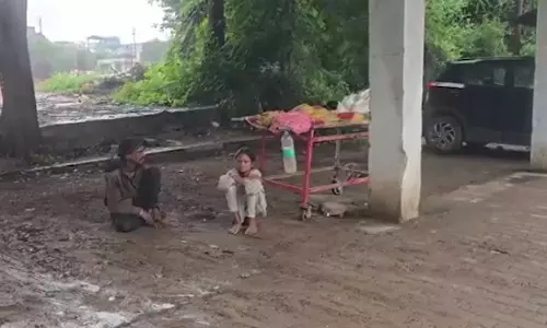 मां के शव के पास बिलखती रही मासूम...सिपाही बना मददगार मां के शव के पास बिलखती रही मासूम...सिपाही बना मददगार
