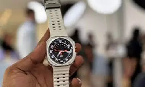 Apple और Samsung को टक्कर देने लॉन्च हुई Moto Watch Ultra, जानें फीचर्स व दाम Apple और Samsung को टक्कर देने लॉन्च हुई Moto Watch Ultra, जानें फीचर्स व दाम