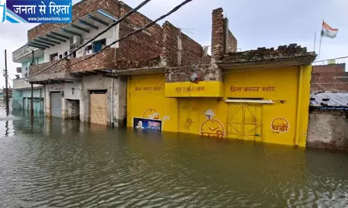 पांच-छह फीट पानी में डूबी कोनिया की गलियां, नाव बनी जिंदगी का सहारा पांच-छह फीट पानी में डूबी कोनिया की गलियां, नाव बनी जिंदगी का सहारा