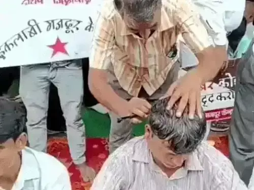 Faridabad: सफाई कर्मचारियों का अनोखा विरोध, फरीदाबाद में कराया सामूहिक मुंडन