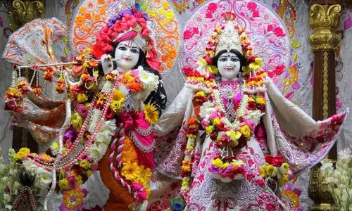Shimla: शिमला में जन्माष्टमी की धूम, राधा-कृष्ण मंदिर के बाहर भक्तों की कतार Shimla: शिमला में जन्माष्टमी की धूम, राधा-कृष्ण मंदिर के बाहर भक्तों की कतार
