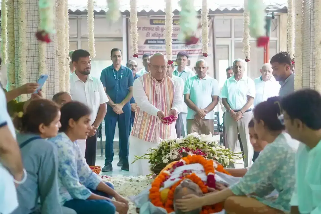 New Delhi: न्यायमूर्ति हरिश चंद्र मिश्रा को श्रद्धांजलि देने लोधी श्मशान घाट पहुंचे विजेंद्र गुप्ता New Delhi: न्यायमूर्ति हरिश चंद्र मिश्रा को श्रद्धांजलि देने लोधी श्मशान घाट पहुंचे विजेंद्र गुप्ता