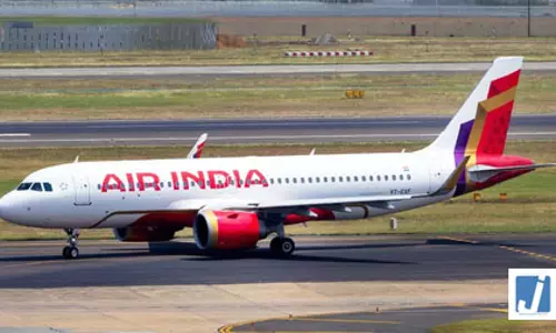 उड़ान में अचानक गिरावट मामले में पायलट पर गिरी गाज उड़ान में अचानक गिरावट मामले में पायलट पर गिरी गाज