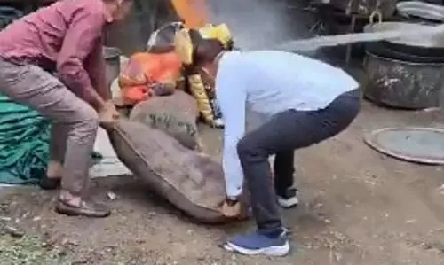 आग के बीच फरिश्ता बना कांस्टेबल, जलता सिलेंडर उठाकर मौत से भिड़ा जवान आग के बीच फरिश्ता बना कांस्टेबल, जलता सिलेंडर उठाकर मौत से भिड़ा जवान