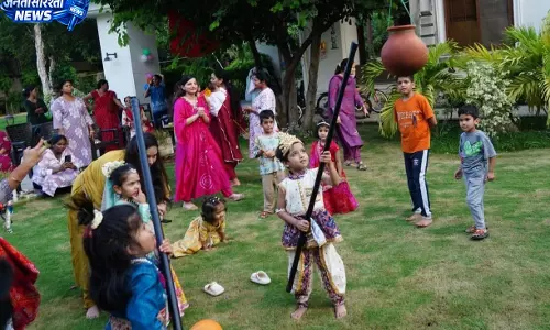 श्रीकृष्ण जन्मोत्सव पर भक्तिरस में डूबा सांसद बृजमोहन अग्रवाल का परिवार श्रीकृष्ण जन्मोत्सव पर भक्तिरस में डूबा सांसद बृजमोहन अग्रवाल का परिवार