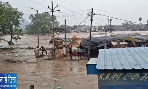 रामघाट पर बाढ़ का कहर आस्था के केंद्रों को पहुंचा बड़ा नुकसान रामघाट पर बाढ़ का कहर आस्था के केंद्रों को पहुंचा बड़ा नुकसान