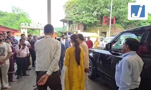 कृष्ण जन्माष्टमी पर हरिद्वार पहुंचीं सूरीनाम की राजदूत हनीषा जयराम कृष्ण जन्माष्टमी पर हरिद्वार पहुंचीं सूरीनाम की राजदूत हनीषा जयराम