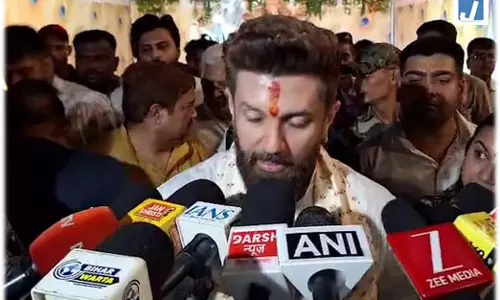 गांव-गांव पहुंचा चिराग का काफिला बाढ़ पीड़ितों से किया दर्द का सामना गांव-गांव पहुंचा चिराग का काफिला बाढ़ पीड़ितों से किया दर्द का सामना