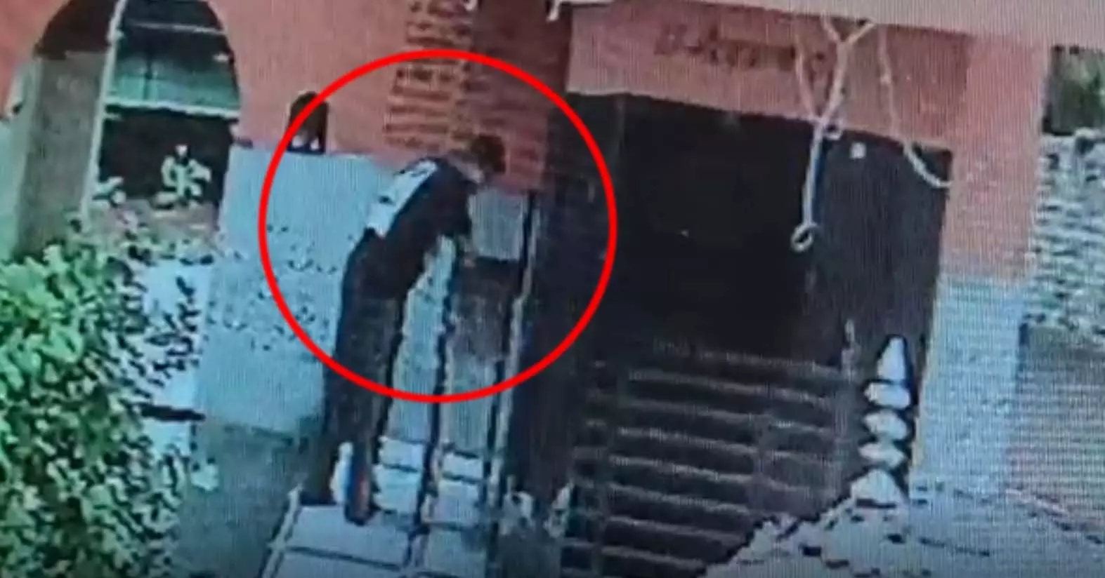 मंदिर में चोर का धावा, पकड़ने की कोशिश के बावजूद भाग निकला आरोपी मंदिर में चोर का धावा, पकड़ने की कोशिश के बावजूद भाग निकला आरोपी