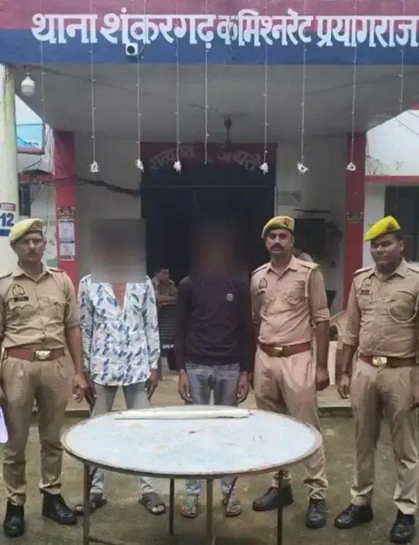 Prayagraj: दो भाई हत्या के आरोप में गिरफ्तार, वारदात में इस्तेमाल कुल्हाड़ी बरामद Prayagraj: दो भाई हत्या के आरोप में गिरफ्तार, वारदात में इस्तेमाल कुल्हाड़ी बरामद