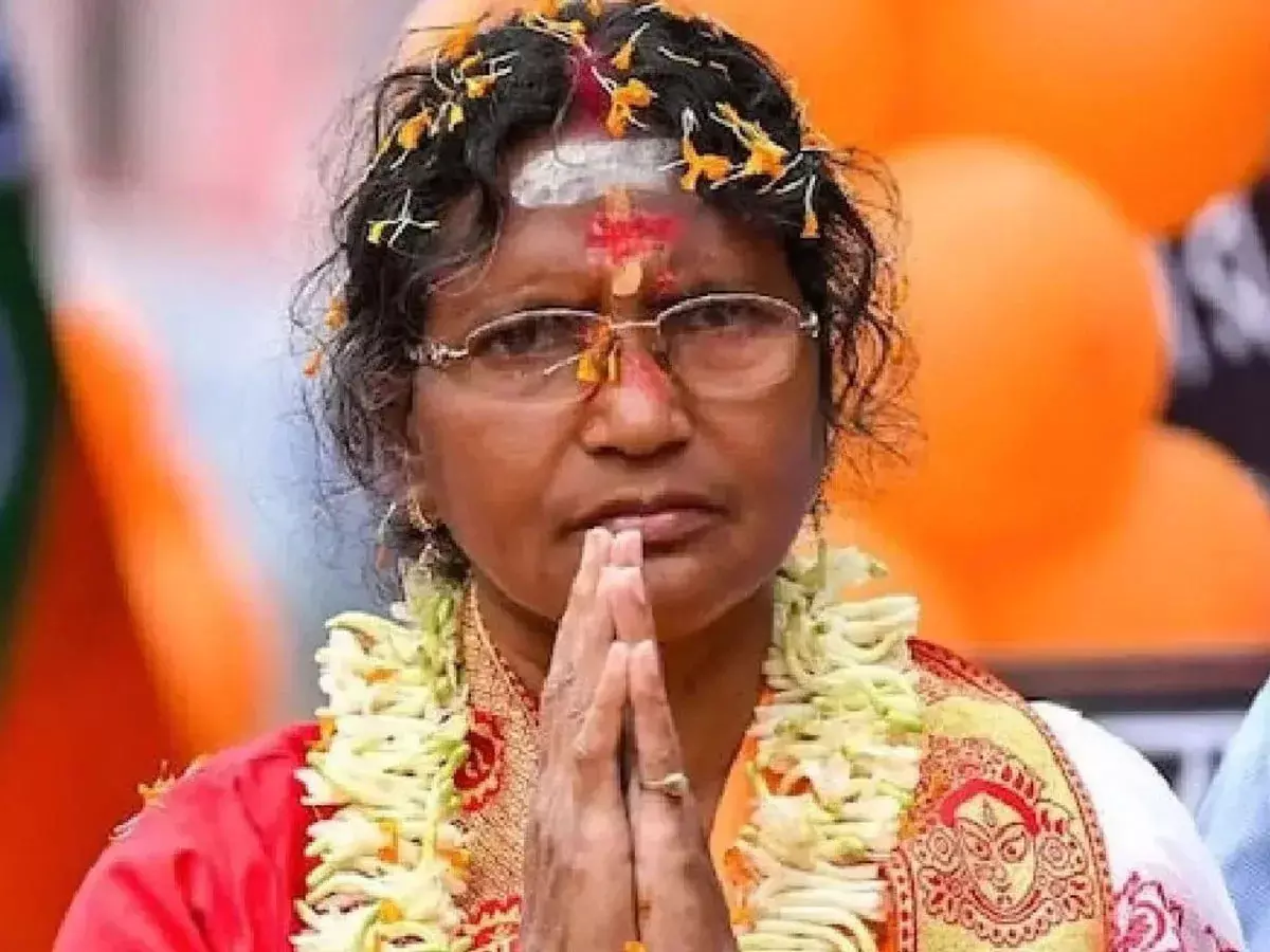 आरजी कर मेडिकल कॉलेज केस: पीड़िता की मां रत्ना देबनाथ ने जताई नाराजगी आरजी कर मेडिकल कॉलेज केस: पीड़िता की मां रत्ना देबनाथ ने जताई नाराजगी