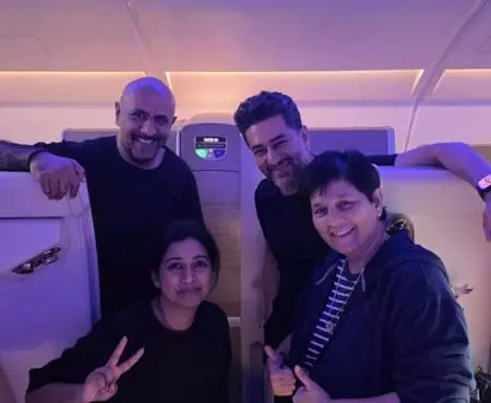 श्रेया घोषाल का फैन गर्ल मोमेंट, फ्लाइट में हुई फाल्गुनी पाठक से खास मुलाकात श्रेया घोषाल का फैन गर्ल मोमेंट, फ्लाइट में हुई फाल्गुनी पाठक से खास मुलाकात