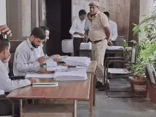 Udaipur: भाजपा-कांग्रेस का बागियों पर फोकस, निकाय चुनाव से पहले मनाया Udaipur: भाजपा-कांग्रेस का बागियों पर फोकस, निकाय चुनाव से पहले मनाया