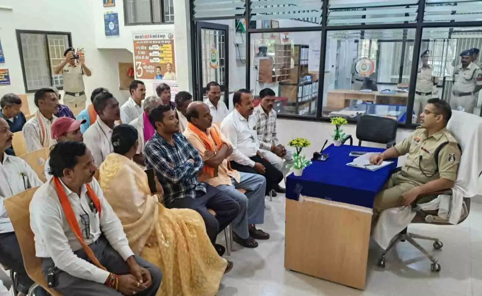 अब थाना बनेगा SP का कार्यालय, जनता से सीधे जुड़ेंगे हर हफ्ते अलग थाने में होगी मौजूदगी अब थाना बनेगा SP का कार्यालय, जनता से सीधे जुड़ेंगे हर हफ्ते अलग थाने में होगी मौजूदगी