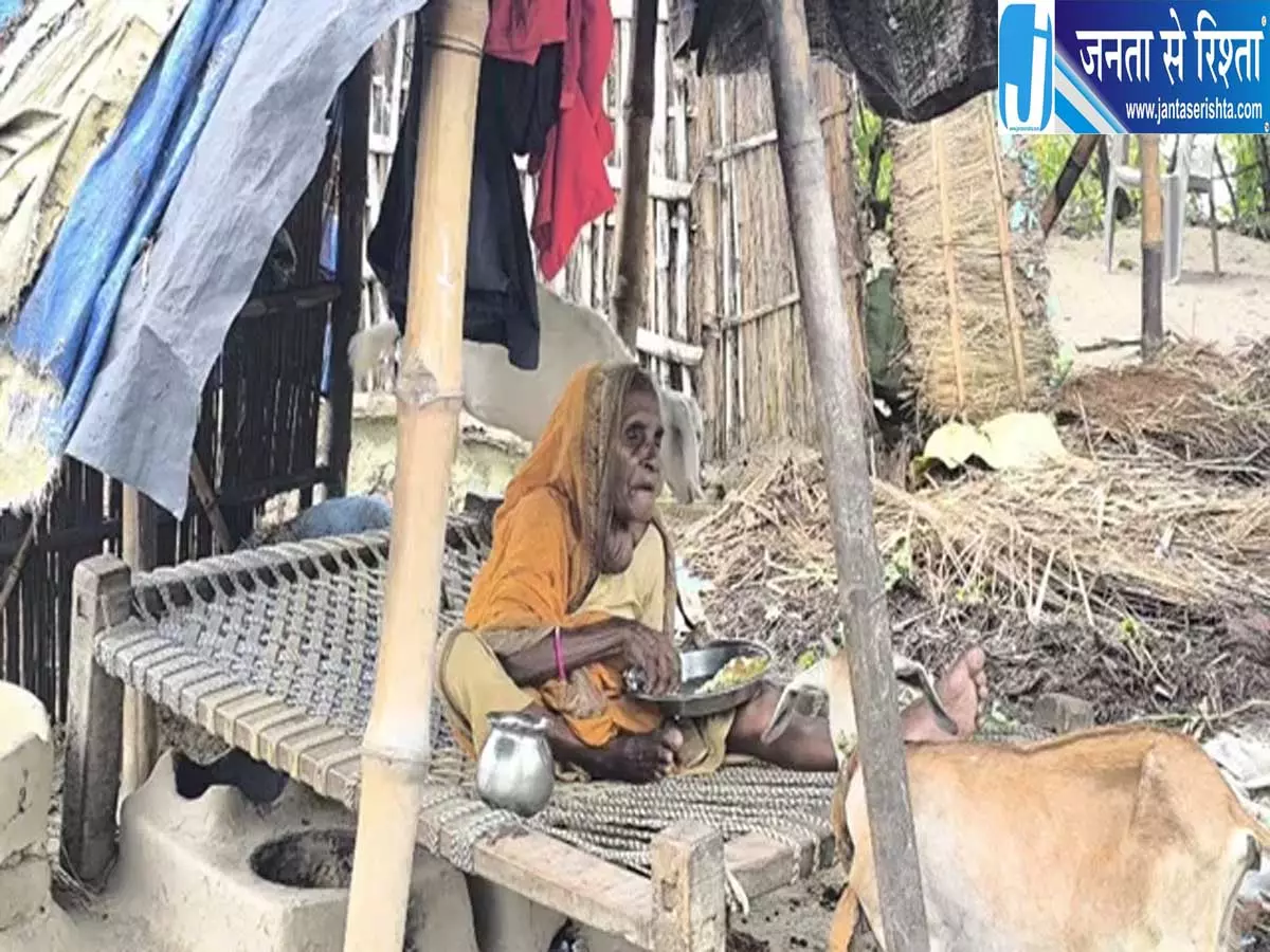 दो मंजिला मकान छोड़ा अब पन्नी के नीचे जिंदगी जीने की मजबूरी दो मंजिला मकान छोड़ा अब पन्नी के नीचे जिंदगी जीने की मजबूरी