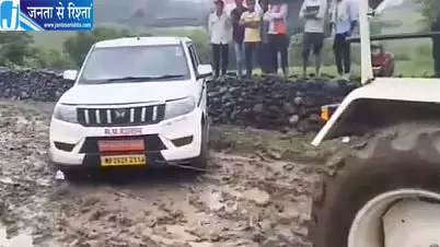 कम्युनिटी सेंटर पहुंचे सांसद की गाड़ी फंसी कम्युनिटी सेंटर पहुंचे सांसद की गाड़ी फंसी