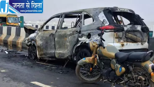 पटना में PMCH के सामने चलती कार में लगी भीषण आग, चालक फरार पटना में PMCH के सामने चलती कार में लगी भीषण आग, चालक फरार