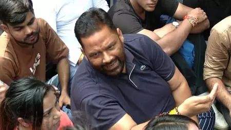 पार्लियामेंट स्ट्रीट थाने के बाहर सीजेपी का प्रदर्शन, पप्पू यादव भी हुए शामिल पार्लियामेंट स्ट्रीट थाने के बाहर सीजेपी का प्रदर्शन, पप्पू यादव भी हुए शामिल