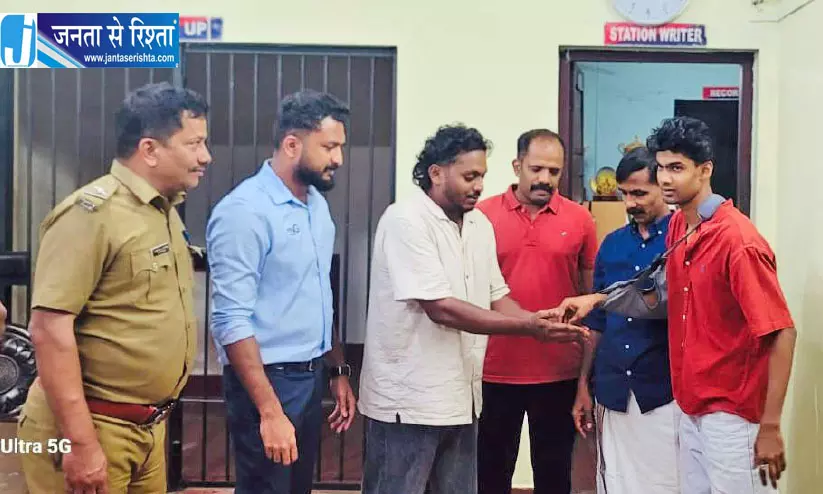युवक ने लौटाया चोरी हुआ सोने का हार, ईमानदारी की मिसाल बनी घटना युवक ने लौटाया चोरी हुआ सोने का हार, ईमानदारी की मिसाल बनी घटना