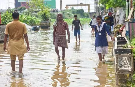 बिहार: औरंगाबाद में मिट्टी का मकान गिरने से 12 वर्षीय लड़की की मौत, 4 घायल बिहार: औरंगाबाद में मिट्टी का मकान गिरने से 12 वर्षीय लड़की की मौत, 4 घायल