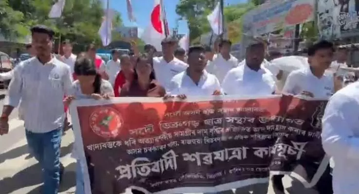महंगाई पर AASU का धावा: डिब्रूगढ़ में मंत्री की निकाली शव यात्रा महंगाई पर AASU का धावा: डिब्रूगढ़ में मंत्री की निकाली शव यात्रा