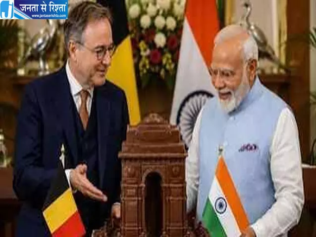 पीएम मोदी को मिला अनोखा उपहार चॉकलेट से बना था इंडिया गेट पीएम मोदी को मिला अनोखा उपहार चॉकलेट से बना था इंडिया गेट