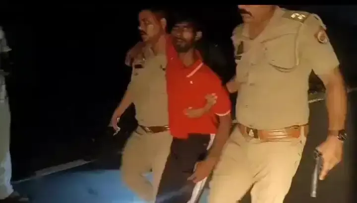 Prayagraj: मुठभेड़ के बाद चार आरोपी गिरफ्तार, एक गोली लगने से घायल Prayagraj: मुठभेड़ के बाद चार आरोपी गिरफ्तार, एक गोली लगने से घायल