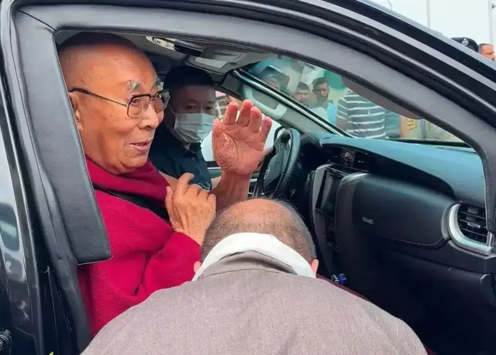 Dharamshala: दो महीने के लद्दाख प्रवास के बाद धर्मशाला लौटे दलाई लामा Dharamshala: दो महीने के लद्दाख प्रवास के बाद धर्मशाला लौटे दलाई लामा