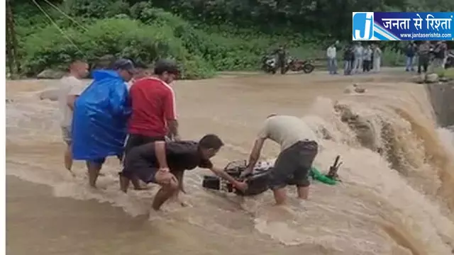 तेज बहाव में बही बाइक चालक की बची जान तेज बहाव में बही बाइक चालक की बची जान