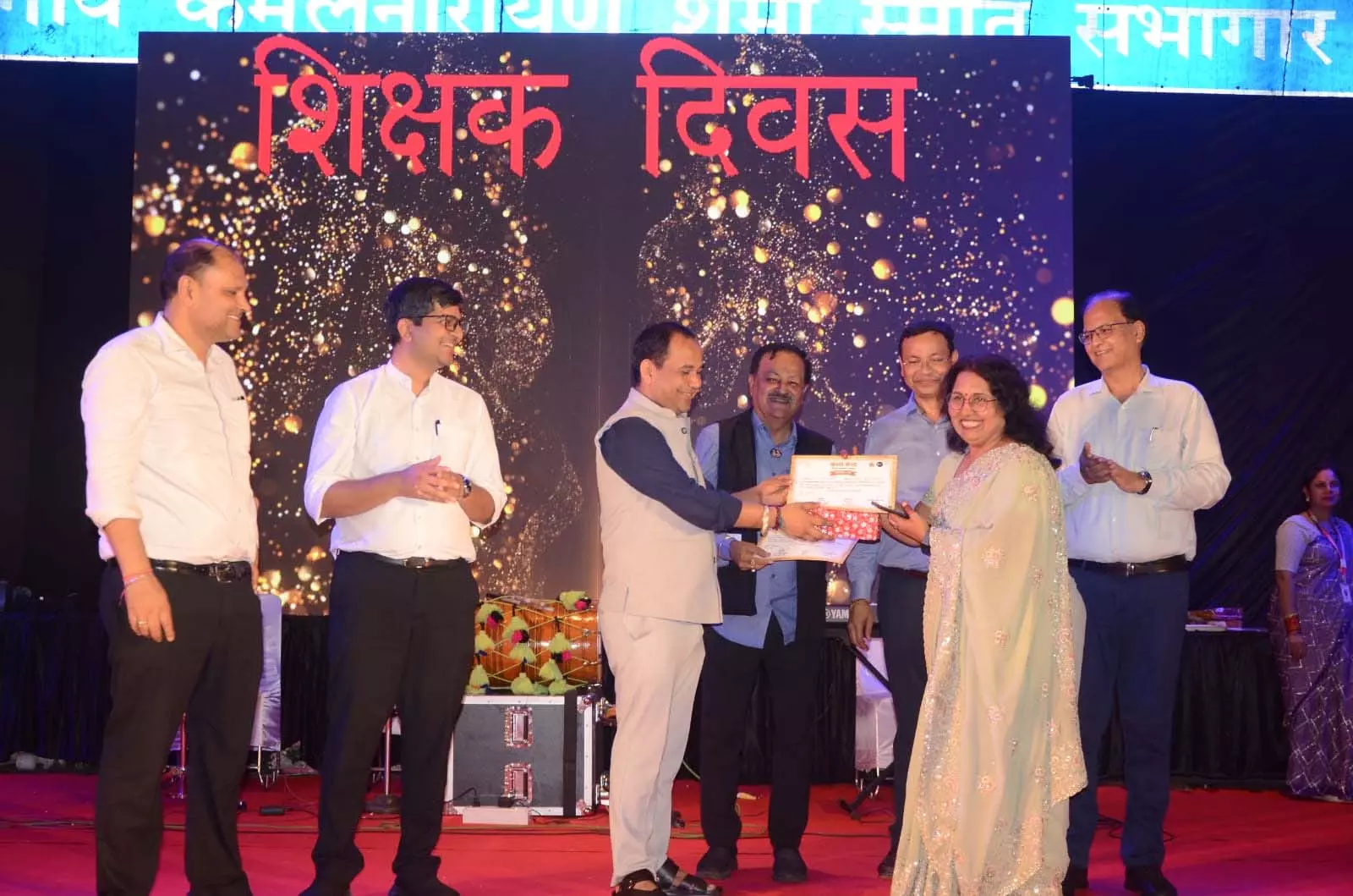 जिला कलेक्टर ने प्रतिभाओं को प्रमाणपत्र प्रदत्त कर सम्मानित कर किया उत्साहवर्धन जिला कलेक्टर ने प्रतिभाओं को प्रमाणपत्र प्रदत्त कर सम्मानित कर किया उत्साहवर्धन