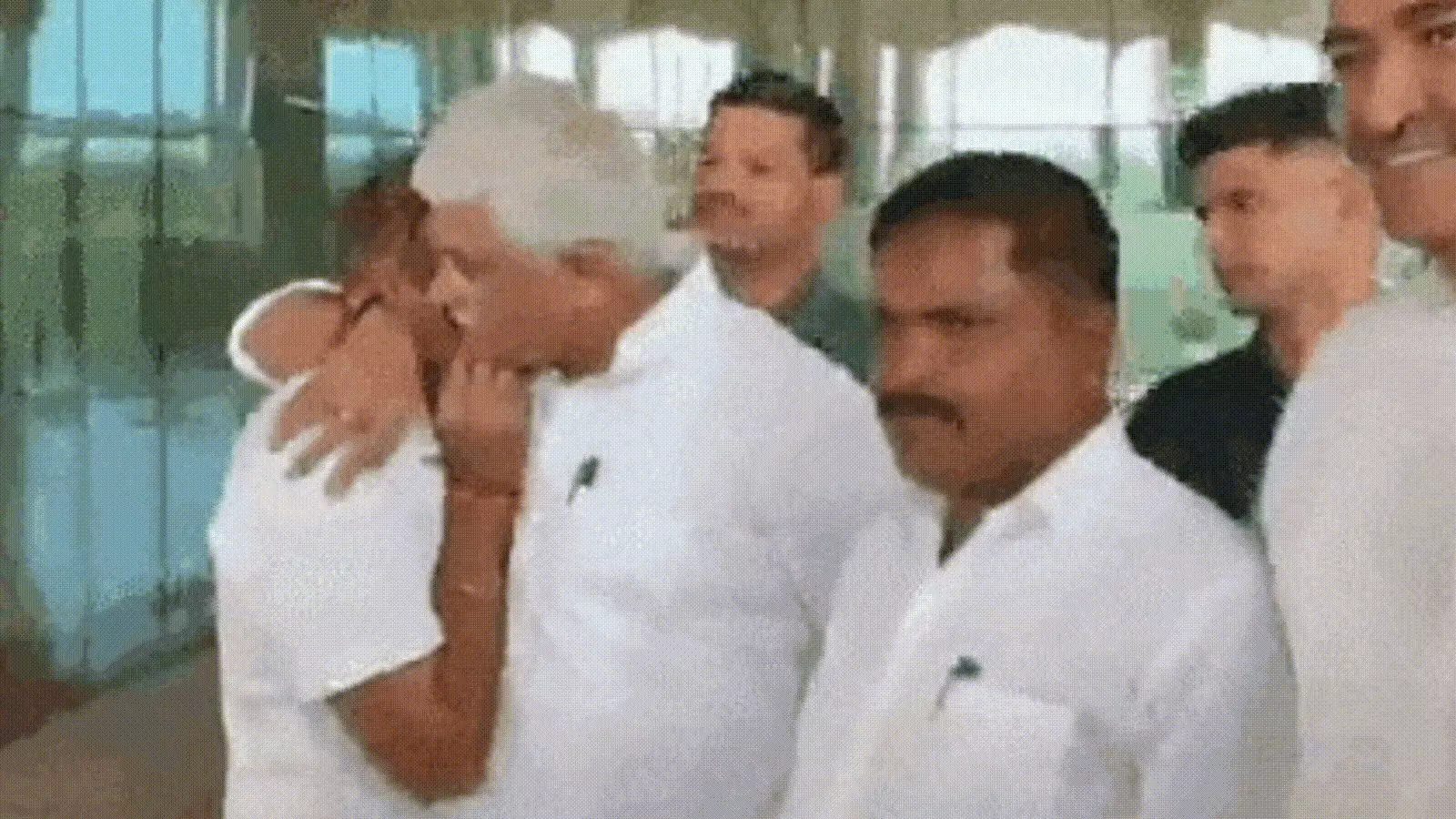 निकाय चुनाव: कहीं टिकट नहीं मिलने पर मारपीट, कहीं मंत्री के गले लगकर रोए कार्यकर्ता निकाय चुनाव: कहीं टिकट नहीं मिलने पर मारपीट, कहीं मंत्री के गले लगकर रोए कार्यकर्ता